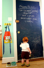 如果不想让宝宝在墙上乱画，最好准备一个大黑板